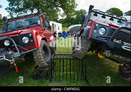 Stark modifiziert 4 x 4 Land Rover Defender 90 für extreme Offroad an der jährlichen Eastnor Land Rover zeigen Herefordshire England UK Stockfoto