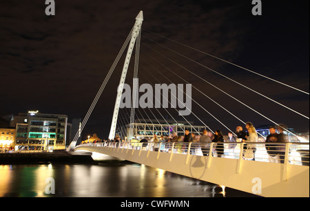 Samuel Beckett Bridge in Dublin in der Nacht Stockfoto