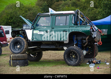 Stark modifiziert 4 x 4 Land Rover Defender 110 für extreme Offroad an der jährlichen Eastnor Land Rover zeigen Herefordshire England UK Stockfoto