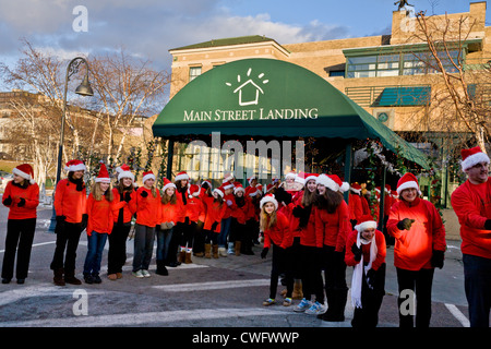 Weihnachtselfen begrüßen Kinder, Polar Express Zugfahrt und Märchenstunde, Burlington, Vermont Stockfoto