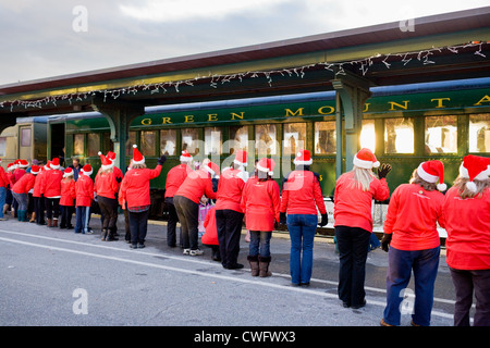 Weihnachtselfen begrüßen Kinder, Polar Express Zugfahrt und Märchenstunde, Burlington, Vermont Stockfoto