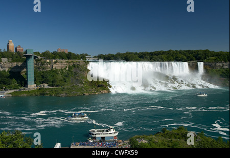 Niagarafälle - Blick über den Niagara River auf die amerikanischen Wasserfälle Stockfoto