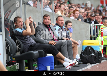 Die vielen Gesichter von Sam Allardyce als He Uhren sein Team West Ham, verlieren drei Null Weg von zu Hause bei Swansea City. Stockfoto