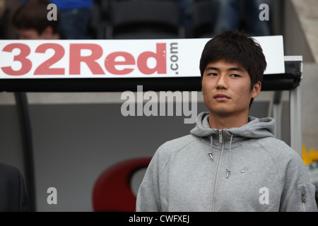 Ki Sung-Yueng ist als Neuzugang für Swansea City im Liberty Stadium August 2012 enthüllt. Stockfoto