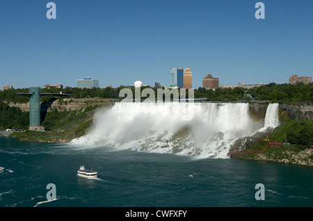 Niagarafälle - Blick über den Niagara River auf die amerikanischen Wasserfälle Stockfoto