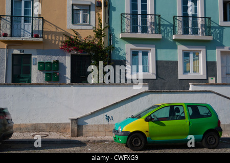 Bunte Häuser und Autos in Lissabon, Portugal Stockfoto
