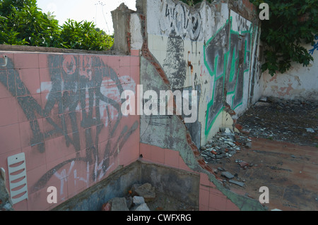 Gebrochene Wände mit graffiti Stockfoto