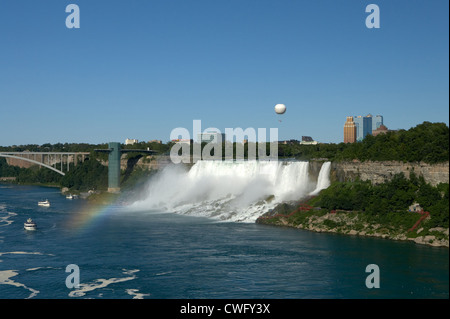 Niagarafälle - Blick über den Niagara River auf die amerikanischen Wasserfälle Stockfoto