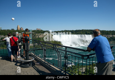 Niagarafälle - Blick von einer Aussichtsplattform auf die amerikanischen Wasserfälle Stockfoto