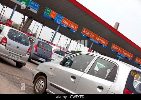 mautplatz und Kontrollpunkt zur Hauptverkehrszeit Stockfoto