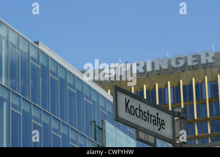 ARCHIV ** Rund 5.000 Menschen werden am 12. April 1968 von Berliner  Polizisten vor dem Springer-Hochhaus in der Kochstrasse in Schach gehalten.  Am 11. April 2008 jaehrt sich das Attentat auf