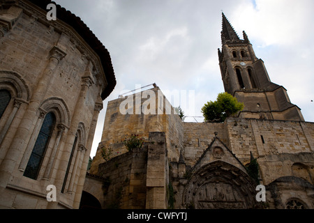 Die SAINT-EMILION MONOLITHIC Kirche genommen vom Platz in Saint Emilion, Südfrankreich Stockfoto