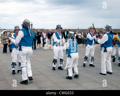 Morris Tänzer am Kai bei Whitby Folk Week 2012 Stockfoto