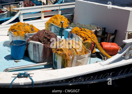 Traditionelle blaue Fischerboote vertäut am neuen Hafen in Pomos in Zypern Stockfoto