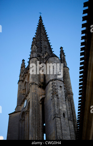 Saint Emilion Monolithic Kirche entnommen einer Straße unterhalb, in Saint-Emilion, Südfrankreich Stockfoto