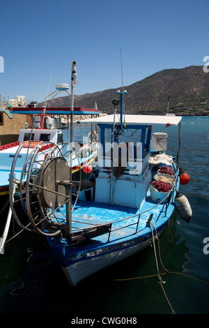 Traditionelle blaue Fischerboote vertäut am neuen Hafen in Pomos in Zypern Stockfoto