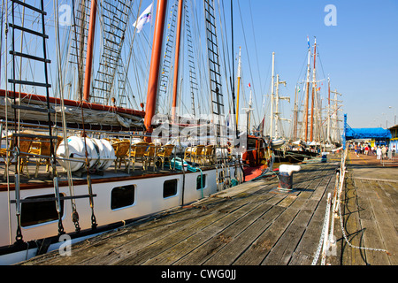 Großsegler sammeln für die Olympia 2012 Festzug Segeln auf der Themse, eine Flottille von holländischen Großseglern, Themse, Tilbury Stockfoto