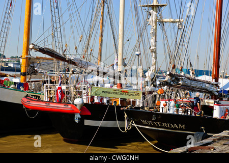 Großsegler sammeln für die Olympia 2012 Festzug Segeln auf der Themse, eine Flottille von holländischen Großseglern, Themse, Tilbury Stockfoto