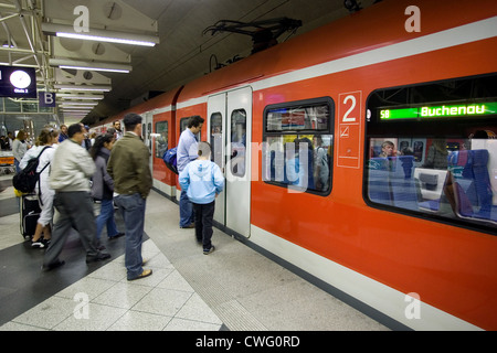 Muenchen, Passagiere auf der Plattform des Zuges Stockfoto