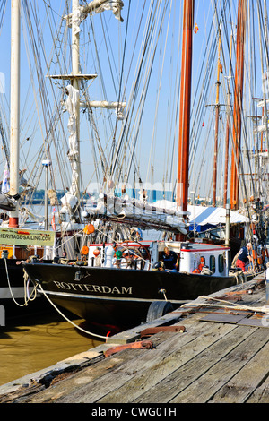 Großsegler sammeln für die Olympia 2012 Festzug Segeln auf der Themse, eine Flottille von holländischen Großseglern, Themse, Tilbury Stockfoto