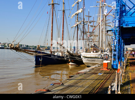 Großsegler sammeln für die Olympia 2012 Festzug Segeln auf der Themse, eine Flottille von holländischen Großseglern, Themse, Tilbury Stockfoto