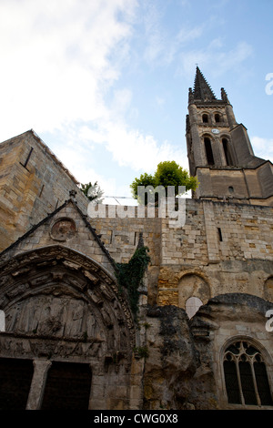 Saint Emilion Monolithic Kirche entnommen der Plaza unterhalb von Saint Emilion, Südfrankreich Stockfoto