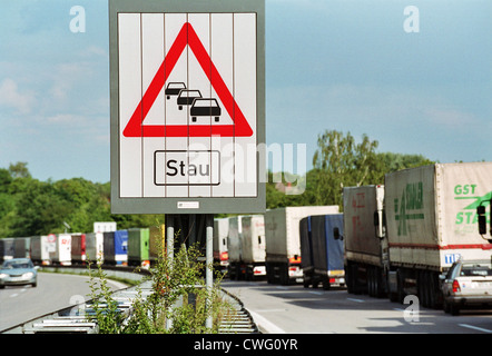 Stau-Warnung an der deutsch-polnischen Grenze in Frankfurt / Oder-Swiecko Stockfoto