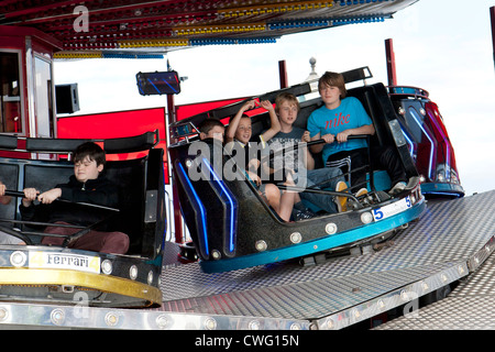 junge Teenager auf Fahrgeschäften bei Whitby Regatta Stockfoto