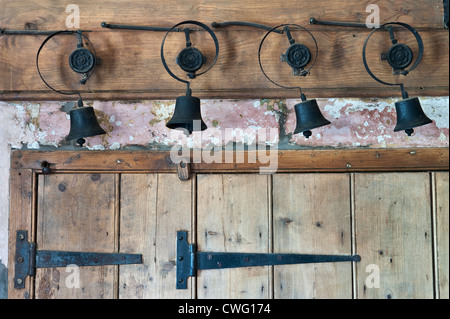 Viktorianische Service Glocken in der Küche eines kleinen Landhauses, Shropshire, Großbritannien Stockfoto