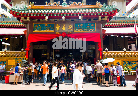 Kwan Im Thong Hood Cho buddhistischer Tempel im Bereich Bugis in Singapur. Es ist voll, mit einer großen Anzahl von Gläubigen versammelt. Stockfoto