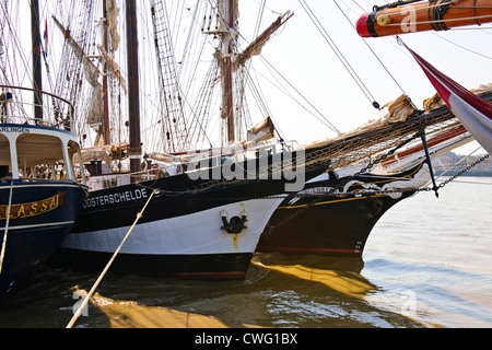 Großsegler sammeln für die Olympia 2012 Festzug Segeln auf der Themse, eine Flottille von holländischen Großseglern, Themse, Tilbury Stockfoto