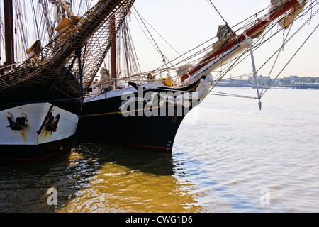 Großsegler sammeln für die Olympia 2012 Festzug Segeln auf der Themse, eine Flottille von holländischen Großseglern, Themse, Tilbury Stockfoto