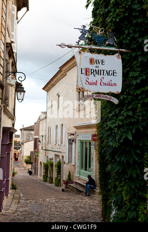 Eine schmale Straße in Saint Emilion Welterbe-Aufstellungsort, Südfrankreich Stockfoto