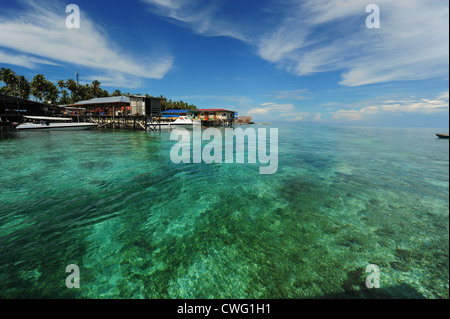 Malaysia, Borneo, Semporna, Mabul, Dayak Lau (Seezigeuner) Leben auf Booten und hölzerne Häuser auf Stelzen Stockfoto