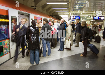 Muenchen, Passagiere beim Eintritt in die S-Bahn Stockfoto
