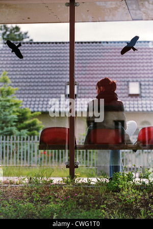 Mädchen warten an einer Bushaltestelle, Brandenburg Stockfoto