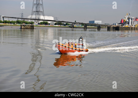 RNLI, Themse, Königin Elizabethh II Brücke, Dartford Crossing, RNLI Patrol aufblasbare schmuddeligen Crewpatroling der Thames River, UK Stockfoto