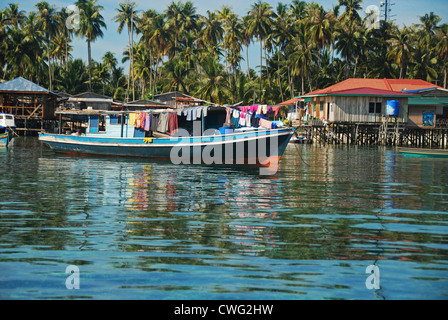 Malaysia, Borneo, Semporna, Mabul, Dayak Lau (Seezigeuner) Leben auf Booten und hölzerne Häuser auf Stelzen Stockfoto