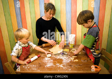 Berlin, backt Mutter mit ihren Kindern Plaetzchen Stockfoto