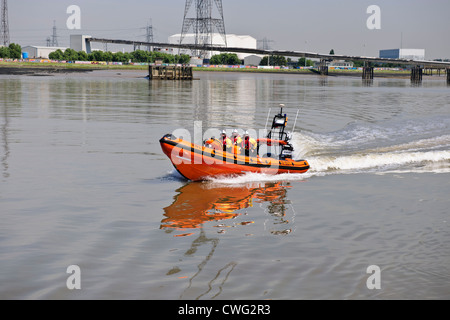 RNLI, Themse, Königin Elizabethh II Brücke, Dartford Crossing, RNLI Patrol aufblasbare schmuddeligen Crewpatroling der Thames River, UK Stockfoto