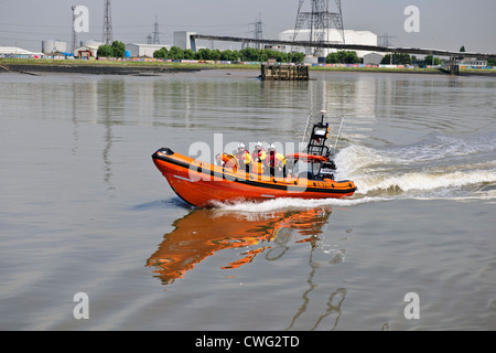 RNLI, Themse, Königin Elizabethh II Brücke, Dartford Crossing, RNLI Patrol aufblasbare schmuddeligen Crewpatroling der Thames River, UK Stockfoto