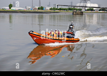 RNLI, Themse, Königin Elizabethh II Brücke, Dartford Crossing, RNLI Patrol aufblasbare schmuddeligen Crewpatroling der Thames River, UK Stockfoto