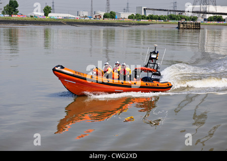 RNLI, Themse, Königin Elizabethh II Brücke, Dartford Crossing, RNLI Patrol aufblasbare schmuddeligen Crewpatroling der Thames River, UK Stockfoto