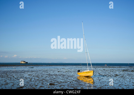 Gelbe Segel Boot vertäut am Strand von Bembridge Isle Of Wight England UK Stockfoto