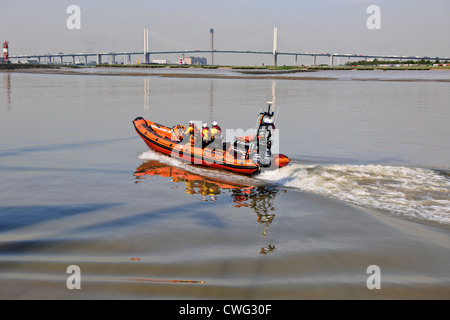 RNLI, Themse, Königin Elizabethh II Brücke, Dartford Crossing, RNLI Patrol aufblasbare schmuddeligen Crewpatroling der Thames River, UK Stockfoto