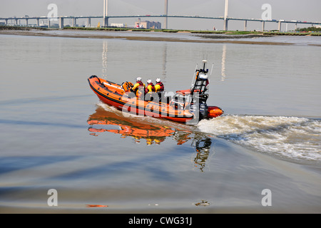 RNLI, Themse, Königin Elizabethh II Brücke, Dartford Crossing, RNLI Patrol aufblasbare schmuddeligen Crewpatroling der Thames River, UK Stockfoto