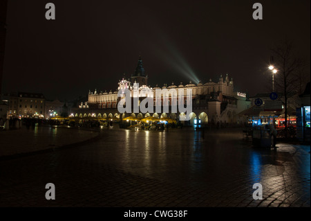 Der Hauptmarkt (Rynek Glowny) Krakau in der Nacht Stockfoto