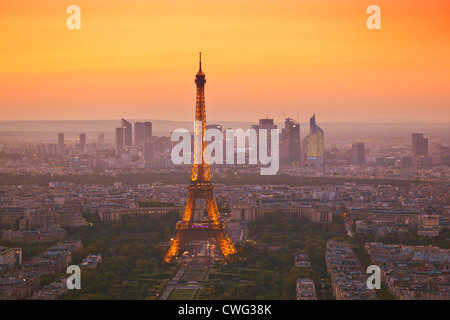 Die Skyline von Paris bei Sonnenuntergang zeigt den Eiffelturm und die umliegenden Gebiete Paris Frankreich EU Europa