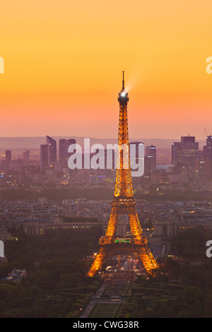 Paris-Skyline bei Sonnenuntergang zeigt den Eiffelturm und den umliegenden Gebieten Frankreich EU Europa Stockfoto