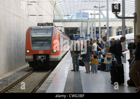 Koeln, Reisende auf der Plattform am Flughafen Köln-Bonn Stockfoto